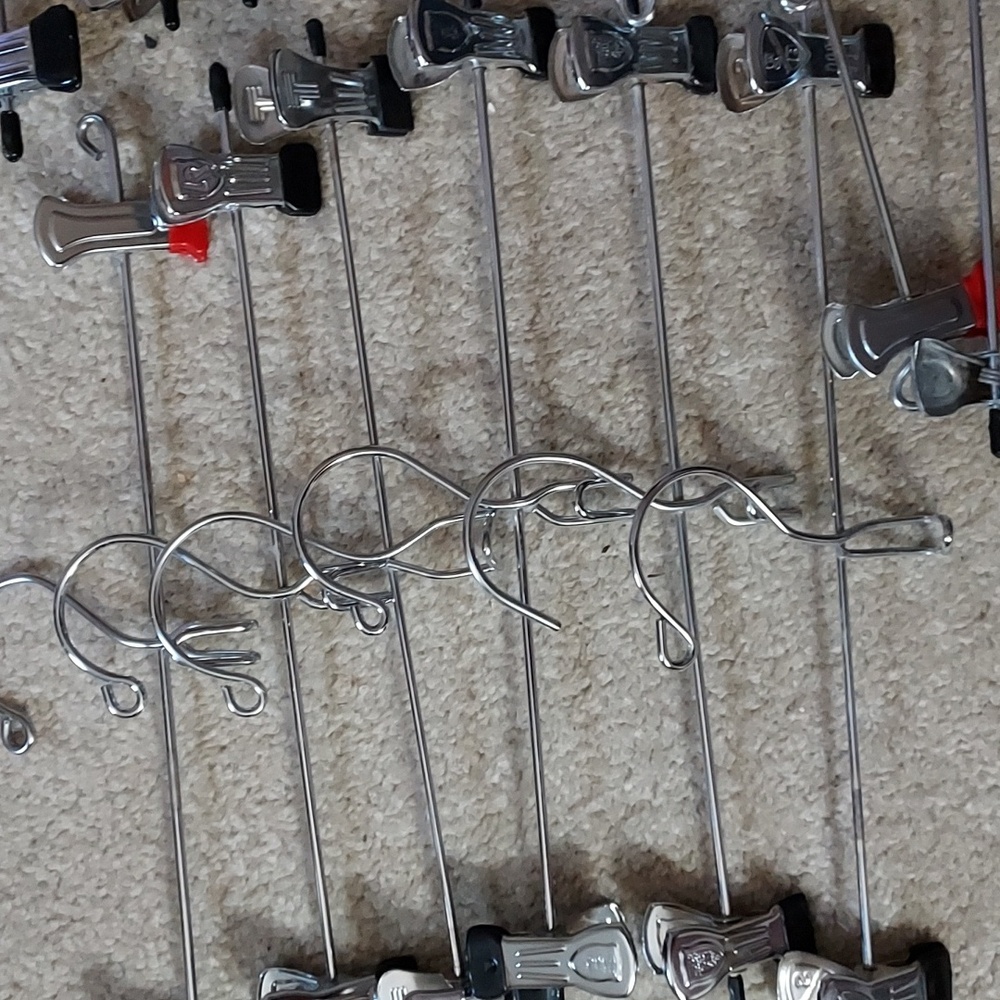 HANGERS - Picture 2 of 4